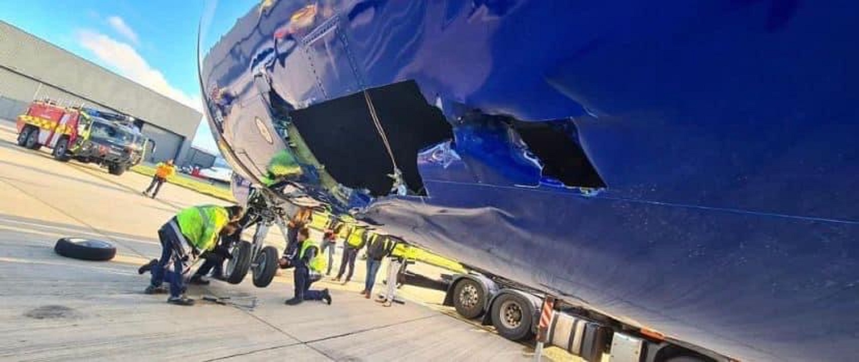 Ryanair Boeing 737-800 was severely damaged in a tug incident