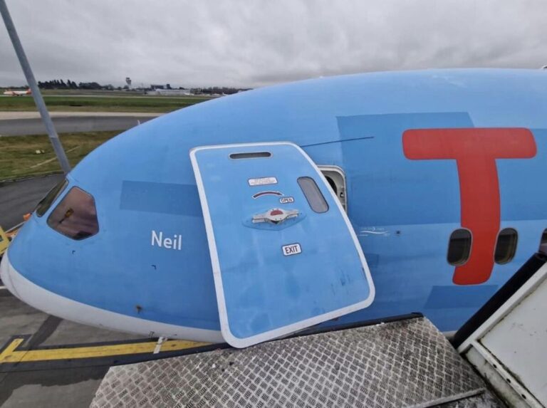 TUI UK 787 Involved in Door Mishap at Birmingham Airport