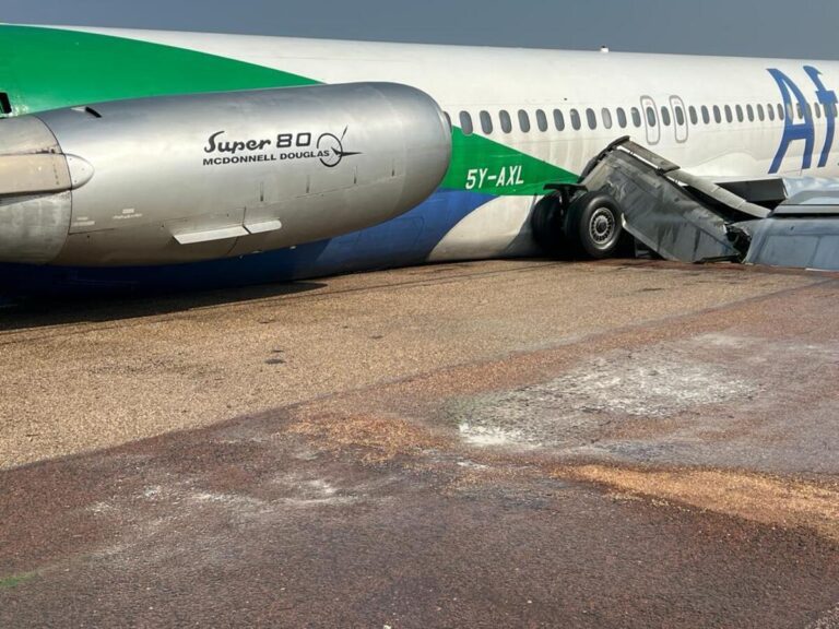 McDonnell Douglas MD-82 (5Y-AXL / 40 years old) collapsed its main landing gear on landing at Malakal Airport