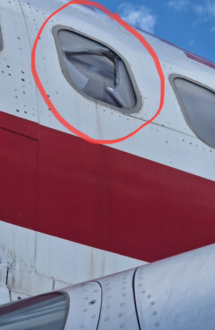 Algerie B738 at Oran on Mar 27th 2024, cracked window