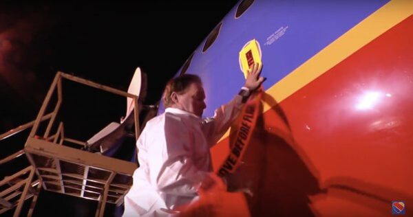 How are airplanes cleaned? - Aeropeep
