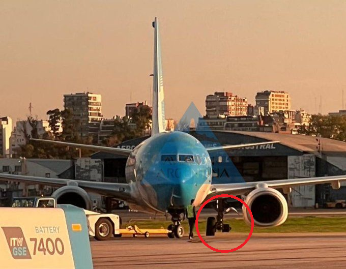 Argentinas Boeing 737-81D aircraft (LV-CXT) lost a wheel after landing at Buenos Aires Jorge Newbery Airport (AEP/SABE).