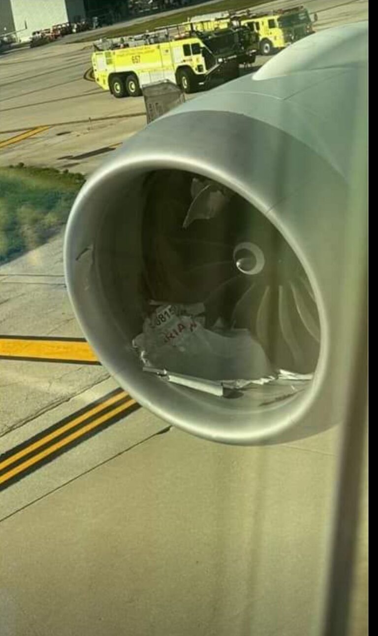 2018 built American Airlines Boeing 787-9 plane (N834AA) has suffered major damage