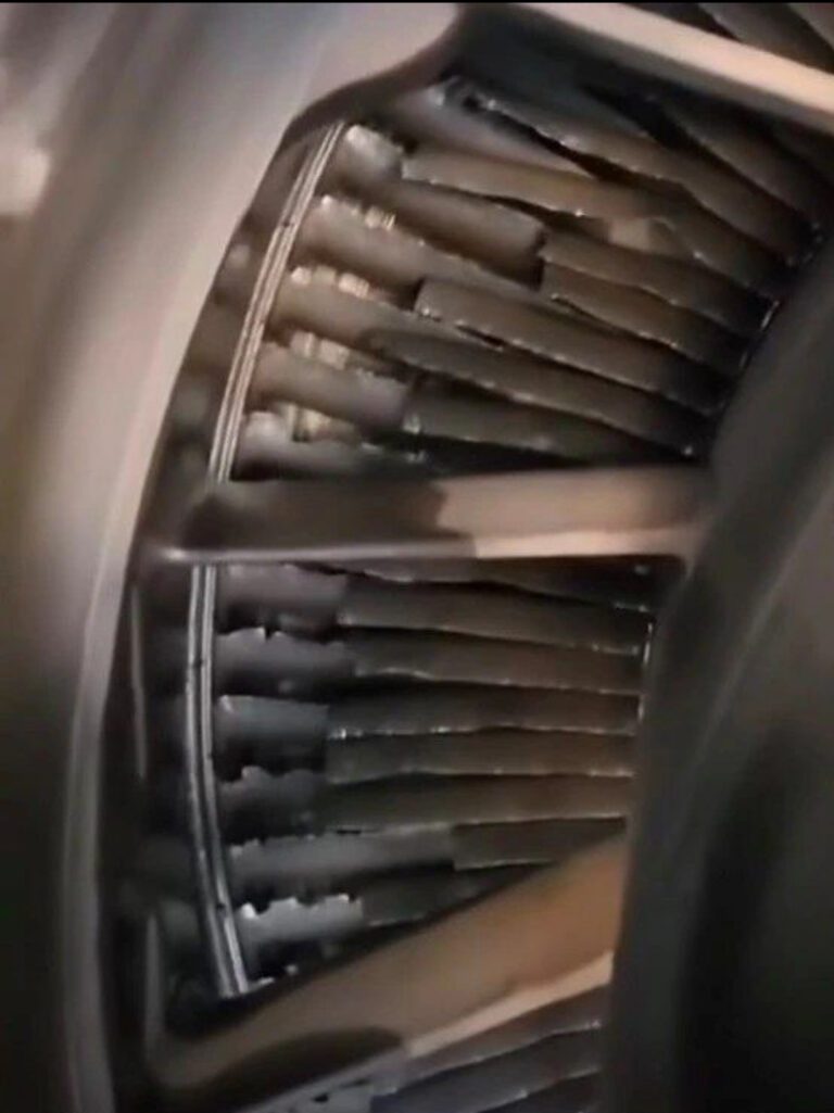 Qantas Boeing 737-800 aircraft (VH-VYH) departure and an emergency landing in Sydney after an engine (CFM56-7B26) failure