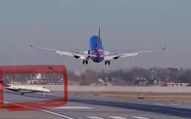 Southwest Airlines plane aborts landing to avoid colliding with private jet at Chicago Midway Airport (ATC conversation included)