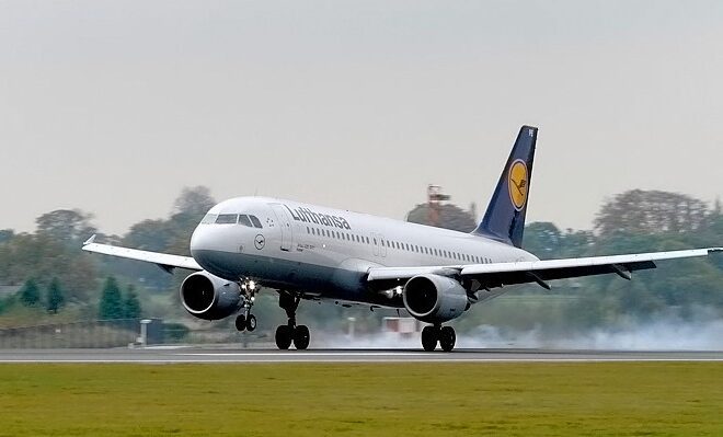 Does a plane automatically brake on touchdown?