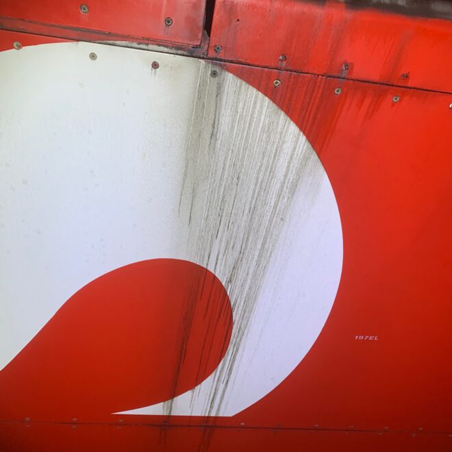 What Causes Hydraulic Stains on Aircraft Fuselage? How to Assure Pilots It’s Not a Leak