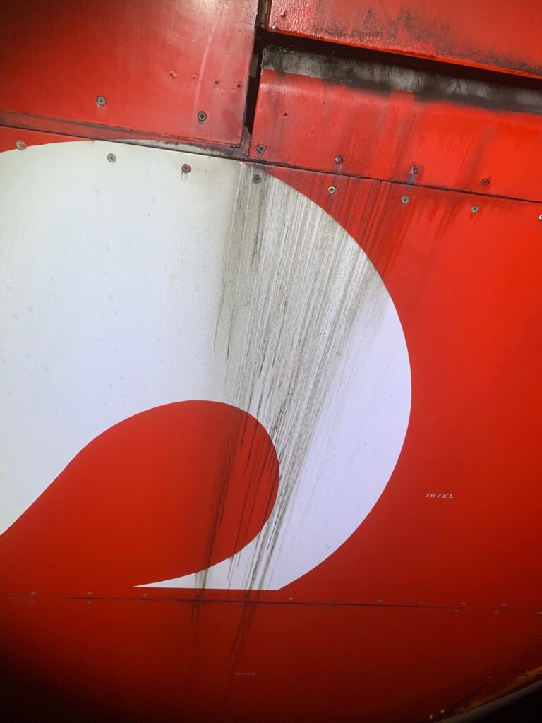What Causes Hydraulic Stains on Aircraft Fuselage? How to Assure Pilots It’s Not a Leak